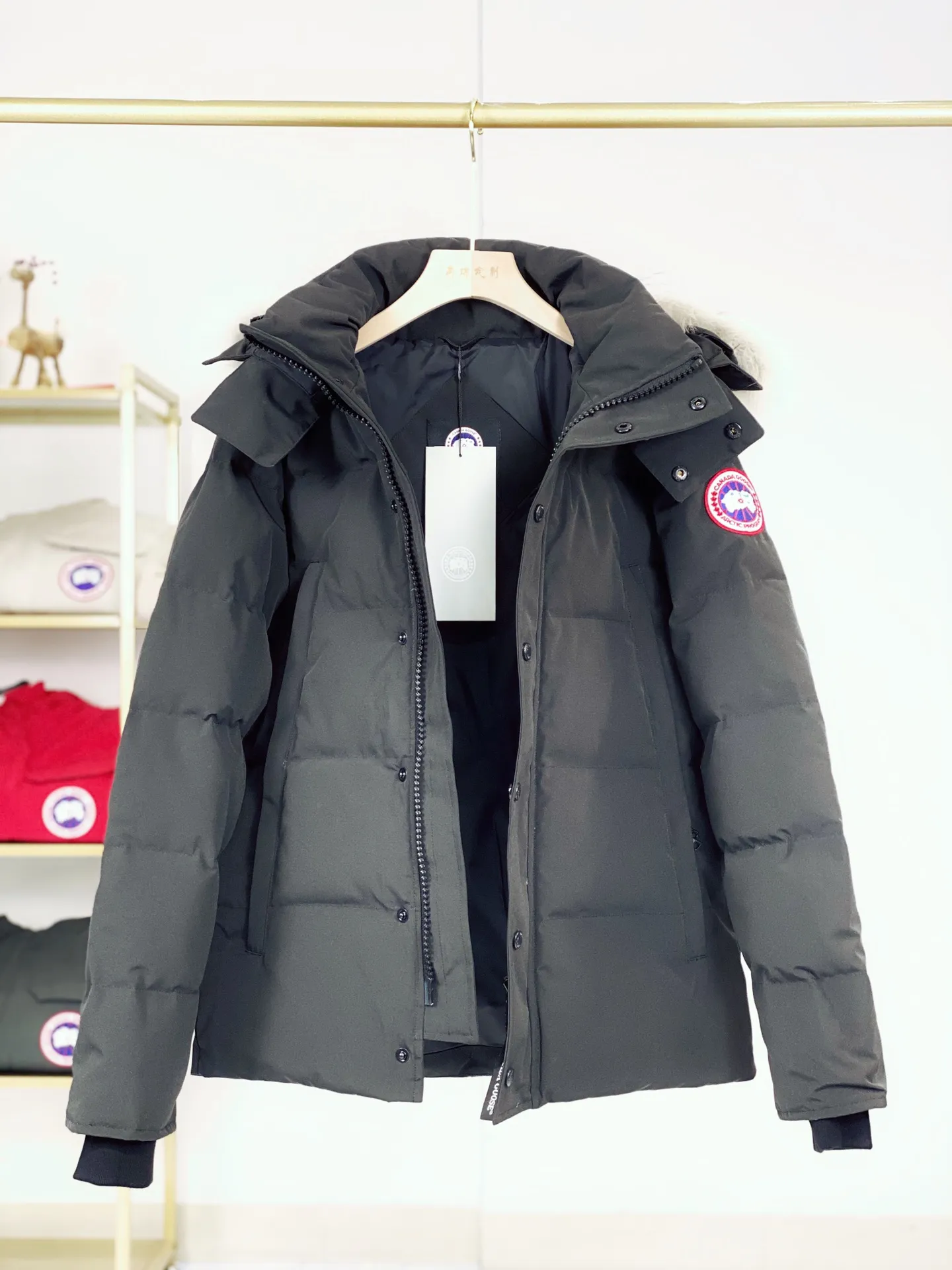 P820 Canada goose/Canada Goose Wyndham 388M 29 parka down jackets, genuine original version, you need to compare with the genuine product at any time, all accessories are customized from the original factory 💯The softness and hardness of the fabric are compared with the genuine ones, and they can be restored by kneading at will (fabric misunderstanding: fabrics that are not high hardness are waterproof. Only when you buy the latest genuine version this year will you notice the softness and comfort of the fabric) 💯Authentic white duck down is synchronized with the down Fluffy and not clumping, filled with electronically controlled down filling machine. 💯Customized zippers with authentic YKK military-grade copper core zipper pulls. High hardness and no jamming. 💯The fur collar is purchased from Western Canada coyote skin and is customized. Zipper cord, pocket label, back label, collar velvet, velcro fasteners, cuffs, all details are updated simultaneously with the original version, the best version, the most complete color matching, the fighter in the world 29, battle various worldly goods, size: XS-XXL (size chart attached below), color: as shown below